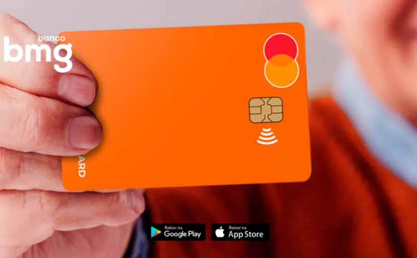 um homem idoso segurando o cartao bmg card