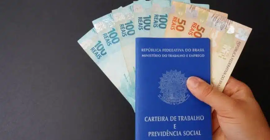 carteira de trabalho e dinheiro